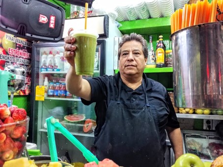 Ce juguero du marché aux fleurs de Mexico me prépare en un tour de main, un jugo verde, incroyable mélange de feuilles de nopal, de jus de pamplemousse ou d’orange, de céleri, de persil et d’ananas. Photo © François Collombet